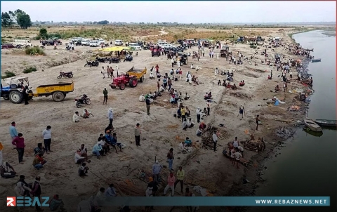 جثث على نهر الغانج... الفيضانات تسحب مئات الجثث من ضحايا جائحة كورونا في الهند