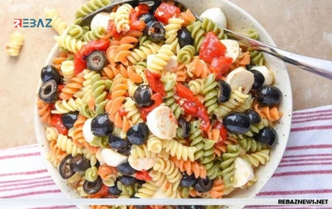 سلطة المعكرونة الملونة للربيع