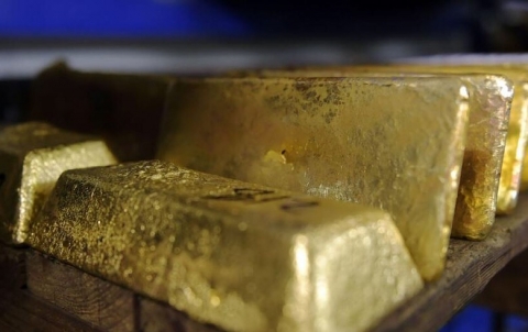 الذهب ينزل مع ارتفاع الدولار بدعم من توترات التجارة