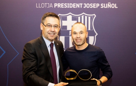 إنييستا يرغب بالعودة لبرشلونة كمدرب