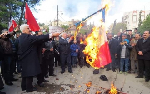موالو البعث و الشيوعي السوريان يحرقون أعلام فرنسا وأمريكا وبريطانيا وتركيا في قامشلو